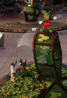 Mickey Mouse topiary at the 2005 Epcot Garden Festival