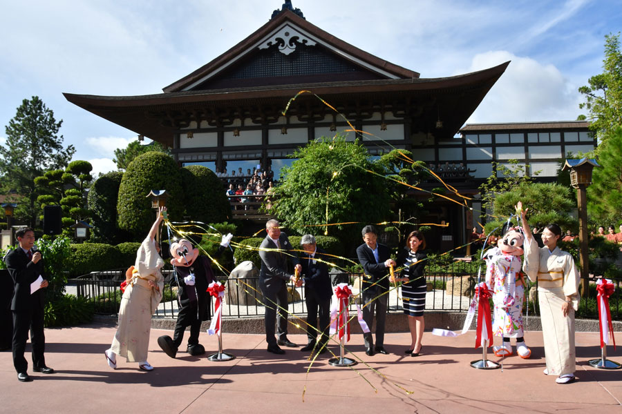 Melissa Valiquette (vice president of Epcot), George Gross, (vice president of Operating Participants), Toshihiko Sugie, (president and CEO of Isetan Mitsukoshi Holdings Ltd.), and Kinichi Kaneko (president of Mitsukoshi USA) at the grand opening of Takumi-Tei